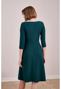 Marie Zélie - Sukienka Asteria krepa wiskozowa – zielona. Kolor: zielony. Materiał: wiskoza. Wzór: gładki. Typ sukienki: trapezowe. Styl: klasyczny #3