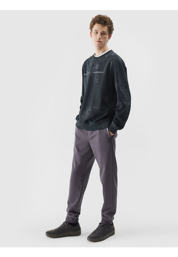 4f - 4F Spodnie dresowe joggery męskie - grafitowe M. Kolor: szary. Materiał: dresówka. Wzór: ze splotem, napisy, gładki