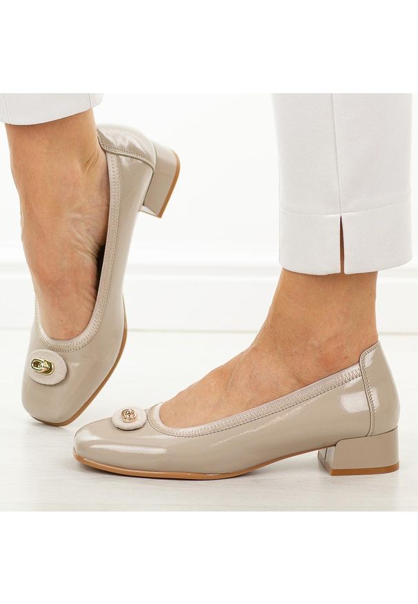 Beżowe skórzane czółenka damskie na obcasie Vinceza 39980. Kolor: beżowy. Materiał: skóra, lakier. Szerokość cholewki: normalna. Wzór: aplikacja. Sezon: wiosna, jesień, lato. Styl: elegancki, klasyczny