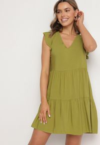 Born2be - Zielona Rozkloszowana Sukienka z Bawełny Ozdobiona Falbankami Natiriane. Okazja: na co dzień. Typ kołnierza: kołnierz z falbankami. Kolor: zielony. Materiał: bawełna. Wzór: aplikacja. Sezon: wiosna, lato. Styl: elegancki, casual #5