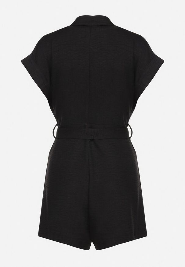 Born2be - Czarny Krótki Kombinezon z Zapinany na Guziki z Wiązaniem w Talii Senadea. Kolor: czarny. Długość rękawa: krótki rękaw. Długość: krótkie