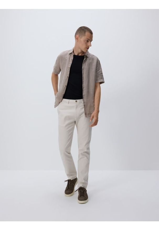 Reserved - Bawełniane spodnie chino slim - beżowy. Kolor: beżowy. Materiał: bawełna
