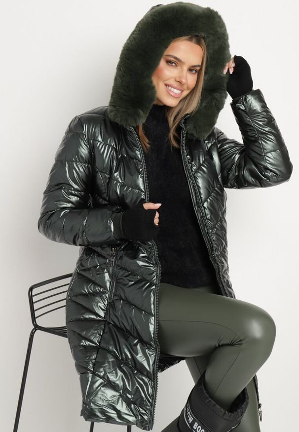 Born2be - Ciemnozielona Metaliczna Kurtka Pikowana z Kapturem Eclaris. Okazja: na co dzień. Typ kołnierza: kaptur. Kolor: zielony. Materiał: futro, jeans. Długość rękawa: długi rękaw. Długość: długie. Wzór: aplikacja. Styl: casual, elegancki