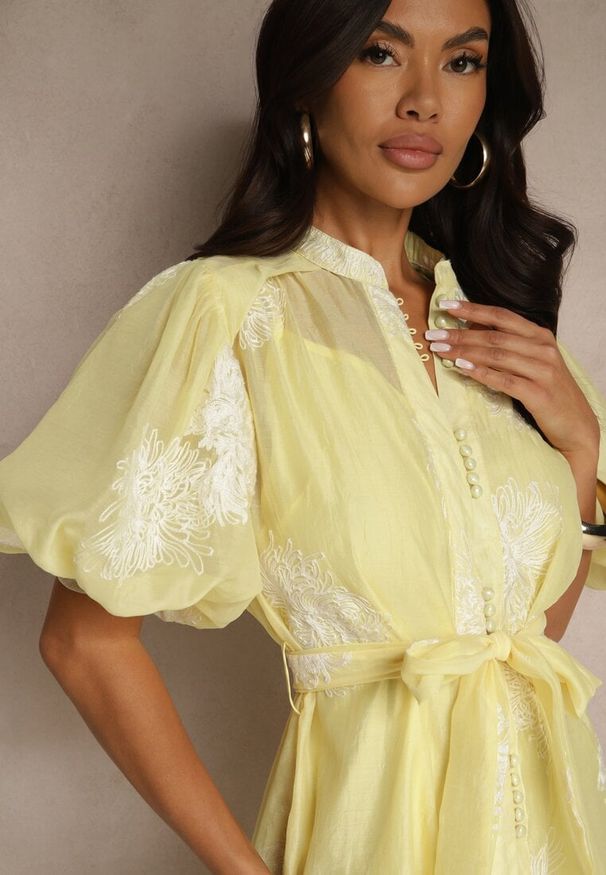 Renee - Żółta Sukienka Koszulowa z Bawełną Ozdobiona Paskiem i Haftami Lirine. Okazja: na co dzień. Kolor: żółty. Materiał: bawełna. Wzór: aplikacja, haft. Typ sukienki: koszulowe. Styl: klasyczny, casual