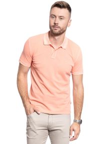 Wrangler - MĘSKA KOSZULKA POLO WRANGLER SS OVERDYE POLO MELON ORANGE W7F4KQA04 112131803. Typ kołnierza: polo
