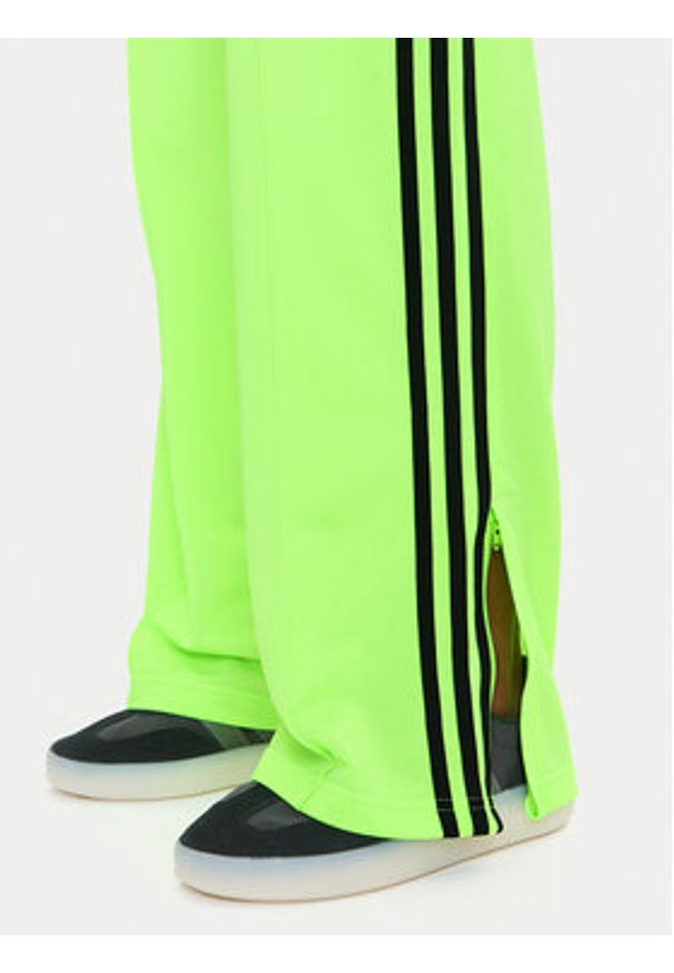 Adidas - adidas Spodnie dresowe adicolor Classic Firebird JW1228 Zielony Loose Fit. Kolor: zielony. Materiał: syntetyk