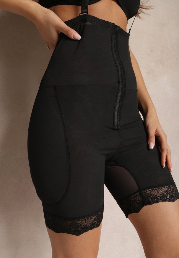 Renee - Czarne Majtki Modelujące High Waist z Szelkami i Push-Upem Tarenna. Stan: podwyższony. Kolor: czarny. Materiał: koronka. Wzór: koronka