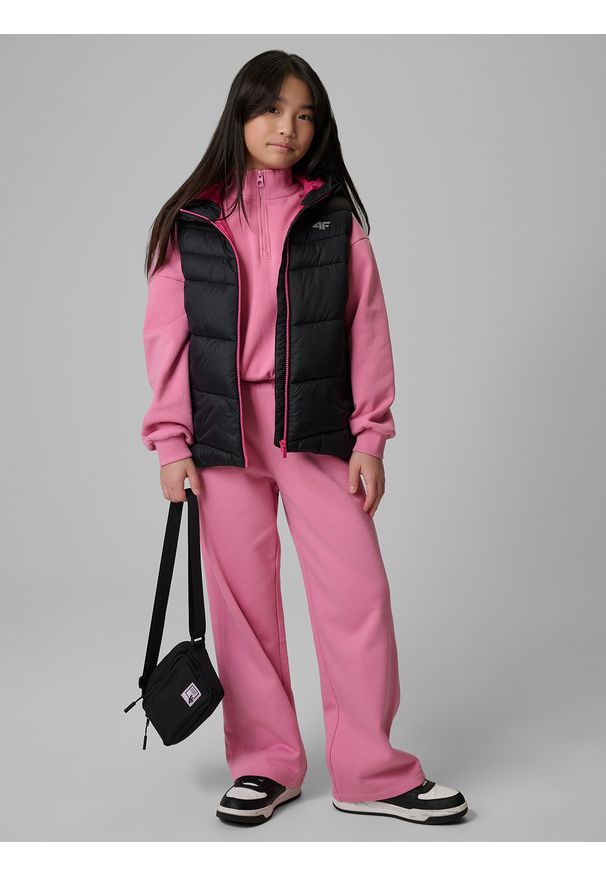 4f - 4F Bezrękawnik z wypełnieniem syntetycznym dziewczęcy - czarny 122 (6-7 lat). Okazja: na spacer, na co dzień, na uczelnię. Typ kołnierza: kołnierzyk stójkowy. Kolor: czarny. Materiał: syntetyk. Długość rękawa: bez rękawów. Sezon: lato. Styl: casual