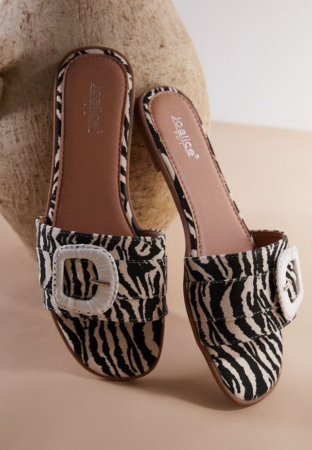 Born2be - Biało-Czarne Klapki w Zeberkę z Ozdobną Klamrą Katilissa. Okazja: na co dzień. Kolor: biały. Styl: elegancki, casual