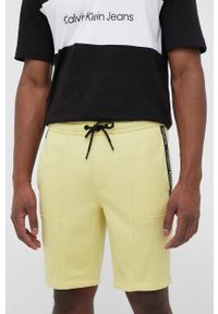 Calvin Klein Jeans szorty męskie kolor żółty. Kolor: żółty. Materiał: poliester. Wzór: aplikacja #1