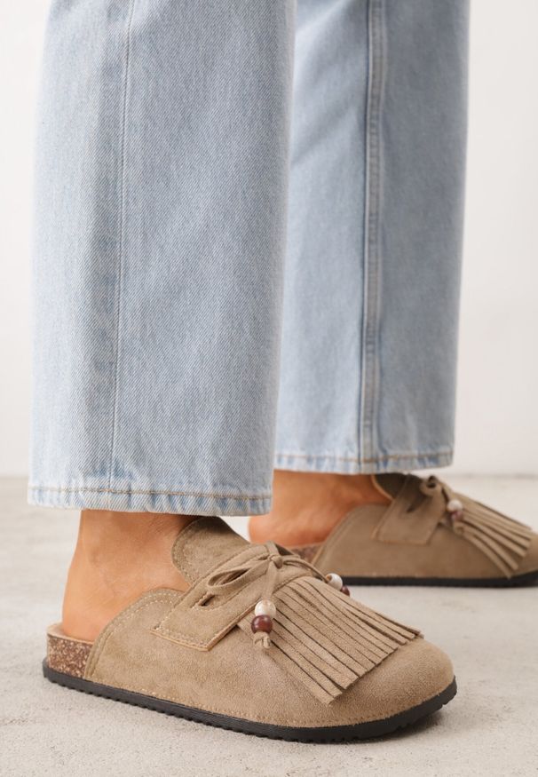 Born2be - Ciemnobeżowe Płaskie Klapki Mule Zdobione Frędzlami i Kokardką z Koralikami Petlame. Okazja: na co dzień. Kolor: beżowy. Materiał: jeans, len. Wzór: aplikacja. Sezon: lato. Styl: boho, casual, elegancki
