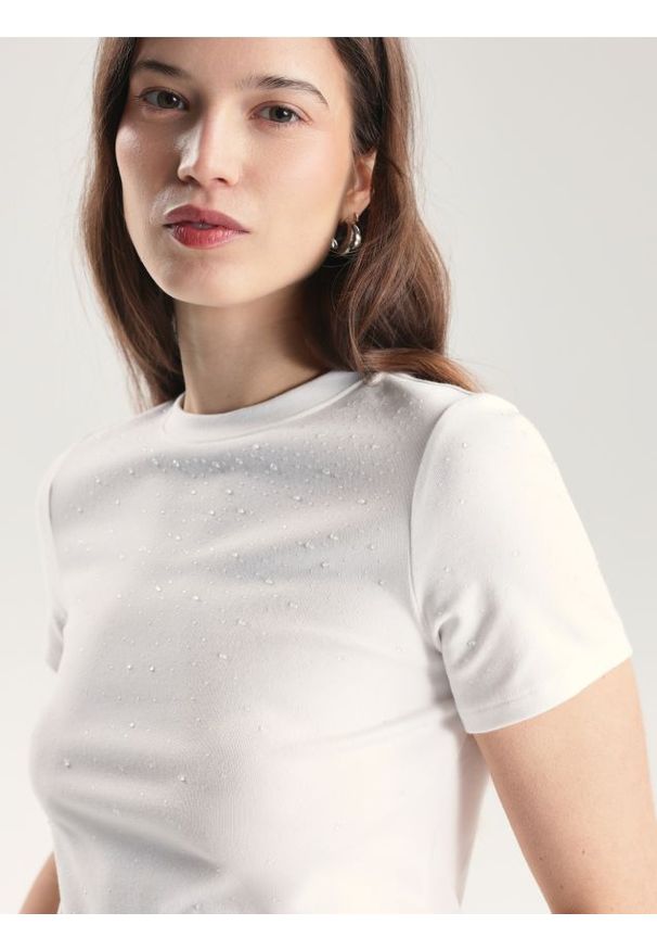 Reserved - T-shirt z aplikacjami - biały. Kolor: biały. Materiał: dzianina, bawełna. Wzór: aplikacja