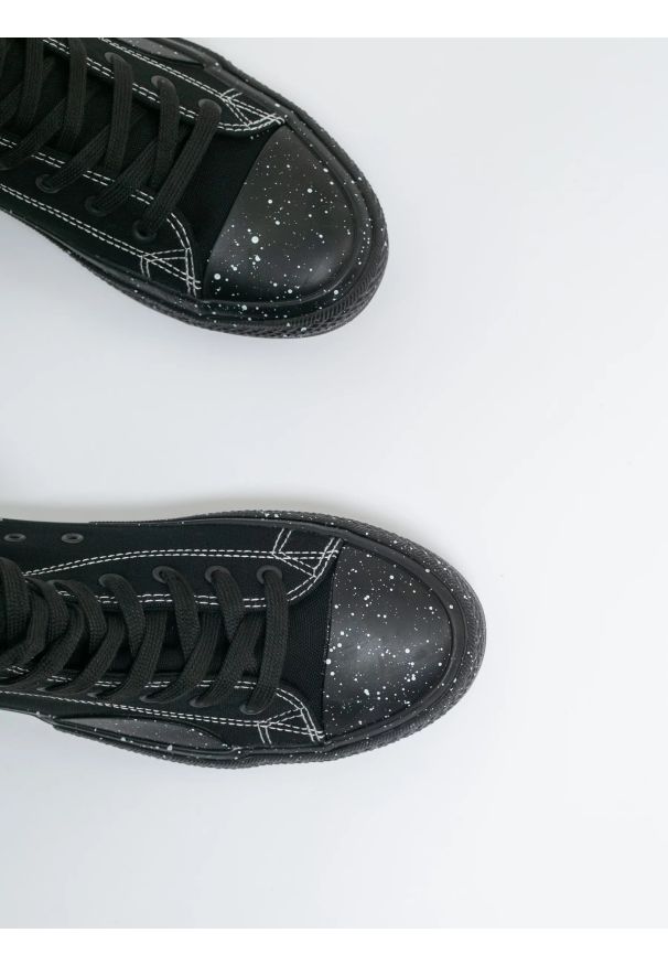 Big-Star - Trampki męskie wysokie czarne LL174022 906. Kolor: czarny. Materiał: guma. Szerokość cholewki: normalna. Wzór: jednolity. Styl: sportowy, klasyczny