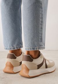 Renee - Beżowe Sneakersy z Geometrycznym Wzorem Velwettia. Okazja: na co dzień, na spacer. Zapięcie: sznurówki. Kolor: beżowy. Wzór: geometria. Sport: turystyka piesza #3