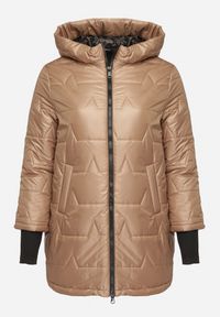 Born2be - Jasnobrązowa Przejściowa Kurtka z Pikowanymi Przeszyciami Fesinoa. Okazja: na co dzień, na spacer. Typ kołnierza: kaptur. Kolekcja: plus size. Kolor: brązowy. Materiał: jeans. Styl: casual