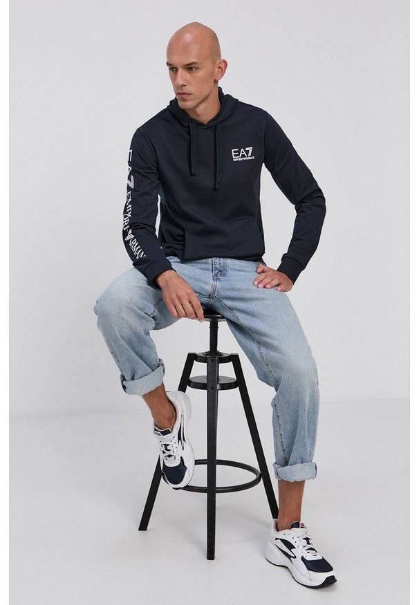 EA7 Emporio Armani Bluza męska kolor granatowy z kapturem z nadrukiem. Okazja: na co dzień. Typ kołnierza: kaptur. Kolor: niebieski. Materiał: dzianina. Wzór: nadruk. Styl: casual