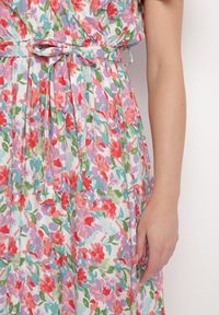 Born2be - Różowo-Niebieska Sukienka Midi z Wiskozowej Tkaniny w Kwiaty Relas. Typ kołnierza: dekolt kopertowy. Kolor: różowy. Materiał: wiskoza, tkanina. Długość rękawa: krótki rękaw. Wzór: kwiaty. Typ sukienki: kopertowe. Styl: wakacyjny. Długość: midi #7