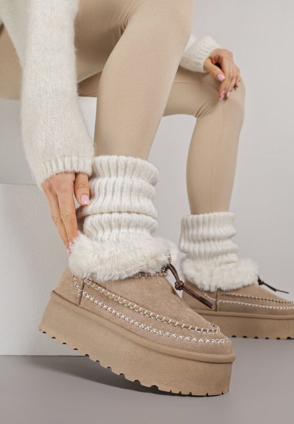Renee - Ciemnobeżowe Śniegowce na Platformie Ozdobione Futerkiem i Przeszyciami Linerva. Okazja: na co dzień. Kolor: beżowy. Materiał: futro. Wzór: aplikacja. Obcas: na platformie. Styl: casual