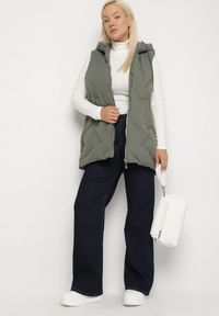 Born2be - Zielona Przejściowa Kamizelka z Pikowanymi Przeszyciami i Kapturem Fesolira. Okazja: na co dzień. Kolekcja: plus size. Kolor: zielony. Materiał: jeans. Styl: sportowy, casual #7