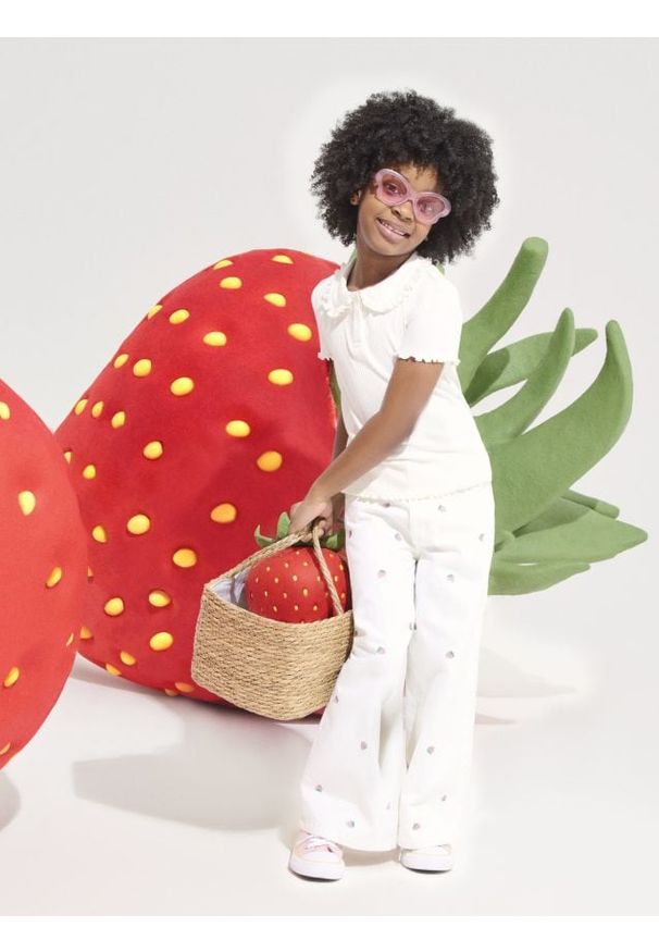 Sinsay - Jeansy wide leg z haftowanymi truskawkami - beżowy. Kolor: beżowy. Wzór: haft