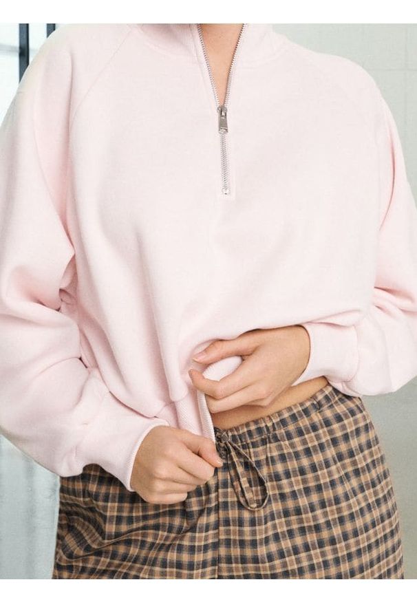 Sinsay - Bluza ze stójką - różowy. Typ kołnierza: kołnierzyk stójkowy. Kolor: różowy