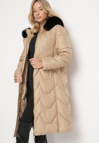 Born2be - Beżowa Pikowana Kurtka o Długim Kroju z Kapturem Kieszeniami i Odpinanym Futerkiem Liliraeth. Okazja: na spacer, na co dzień. Typ kołnierza: kaptur. Kolor: beżowy. Materiał: futro. Długość rękawa: długi rękaw. Długość: długie. Wzór: aplikacja. Styl: casual, elegancki #4