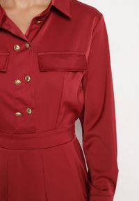 Born2be - Bordowa Rozkloszowana Sukienka o Koszulowym Kroju z Imitacją Kieszeni i Gumką w Talii Rizza. Okazja: na co dzień. Kolor: czerwony. Typ sukienki: koszulowe. Styl: wizytowy, klasyczny, casual, elegancki #6