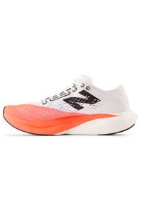 Buty męskie New Balance FuelCell SuperComp Pacer v2 MFCRRCU2 – pomarańczowe. Kolor: pomarańczowy. Materiał: włókno, guma. Szerokość cholewki: normalna. Sport: bieganie #5