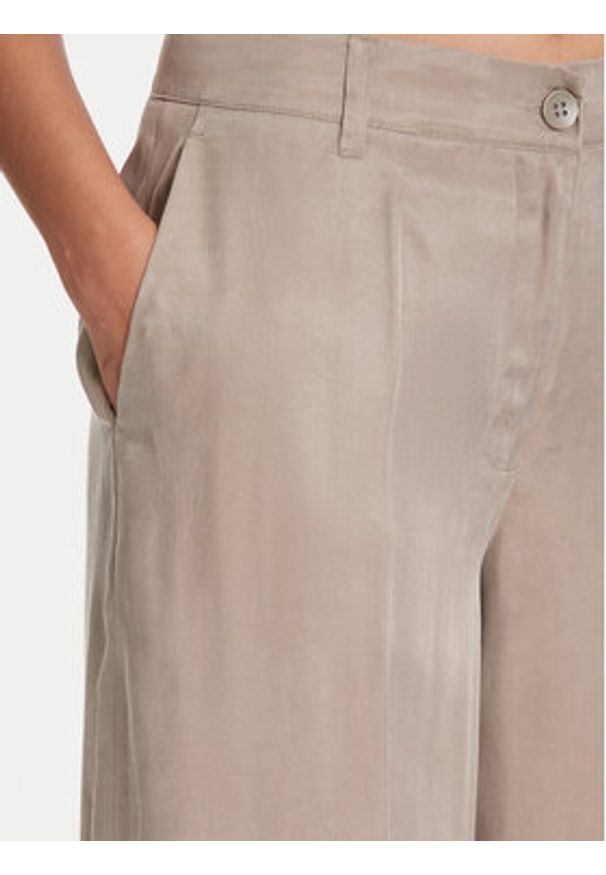 Guess Spodnie materiałowe W5YB02 WH5N2 Beżowy Regular Fit. Kolor: beżowy. Materiał: syntetyk