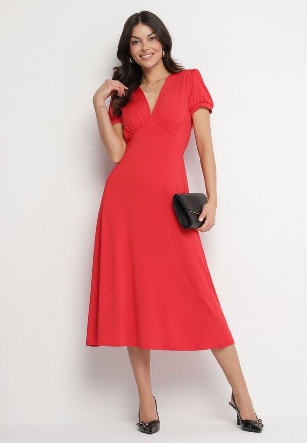 Born2be - Czerwona Sukienka Rozkloszowana z Wiskozą z Poduszkami w Ramionach Awerla. Okazja: na co dzień. Typ kołnierza: dekolt w kształcie V. Kolor: czerwony. Materiał: wiskoza. Długość rękawa: krótki rękaw. Styl: elegancki, casual, klasyczny