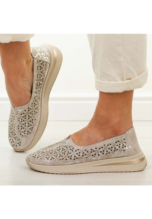 Beżowe skórzane ażurowe półbuty damskie T.Sokolski w26-653. Okazja: na co dzień. Nosek buta: okrągły. Zapięcie: bez zapięcia. Kolor: beżowy. Szerokość cholewki: normalna. Wzór: ażurowy. Materiał: skóra. Sezon: wiosna, lato. Styl: casual, klasyczny
