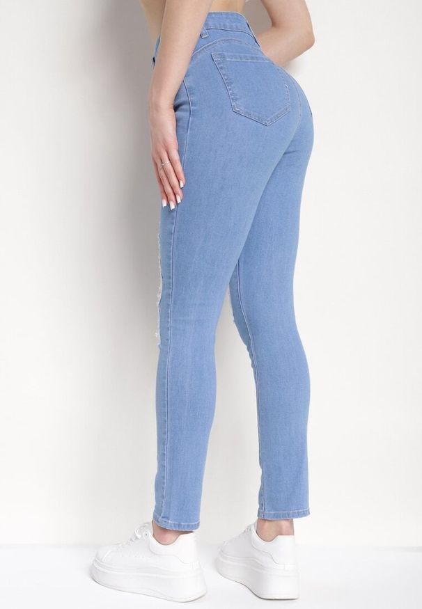 Born2be - Niebieskie Dopasowane Jeansy Push-Up z Przetarciami i Regularnym Stanem Delosia. Okazja: na spotkanie biznesowe, do pracy. Kolor: niebieski. Styl: biznesowy, klasyczny, elegancki