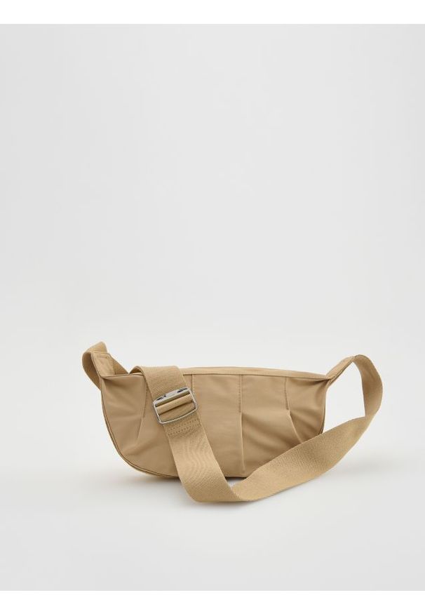 Reserved - Torebka crossbody - beżowy. Kolor: beżowy. Wzór: gładki