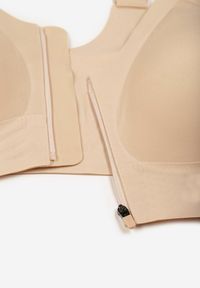Born2be - Jasnobeżowy Sportowy Biustonosz z Suwakiem z Przodu Eziline. Kolekcja: plus size. Kolor: beżowy. Rodzaj stanika: wyciągane miseczki #2