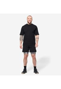 DOMYOS - Spodenki fitness cardio męskie Domyos 2 w 1. Kolor: czarny, biały, wielokolorowy. Materiał: elastan, poliester, materiał. Długość: krótkie. Sport: fitness