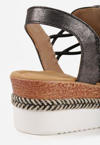 Born2be - Czarne Sandały na Koturnie z Marszczoną Cholewką i Metaliczną Aplikacją Teodlar. Zapięcie: bez zapięcia. Kolor: czarny. Materiał: jeans, len. Wzór: aplikacja. Sezon: lato. Obcas: na koturnie. Styl: boho. Wysokość obcasa: średni #8