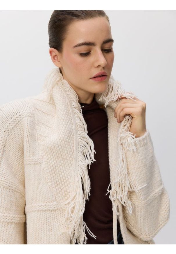 Reserved - Kardigan z frędzlami - kremowy. Kolor: kremowy. Materiał: dzianina, wełna