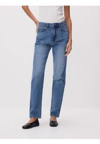 Reserved - Jeansy mom fit z dłuższą nogawką - niebieski. Kolor: niebieski. Długość: długie