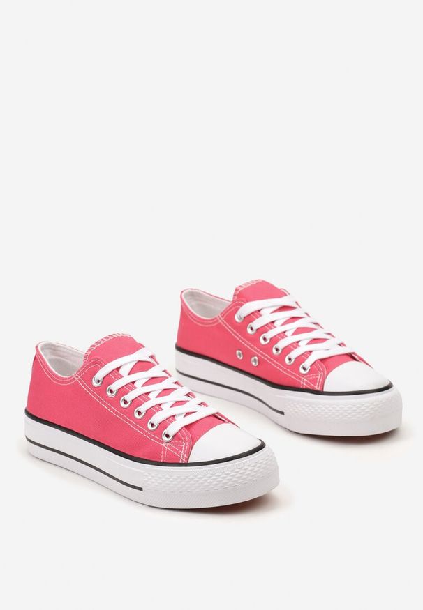 Renee - Fuksjowe Klasyczne Trampki Przed Kostkę Xarosa. Okazja: na spacer. Wysokość cholewki: przed kostkę. Nosek buta: okrągły. Kolor: różowy. Materiał: jeans. Obcas: na obcasie, na płaskiej podeszwie. Styl: klasyczny. Wysokość obcasa: niski