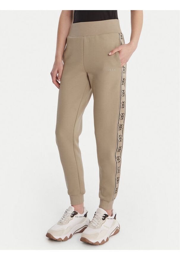 Guess Spodnie dresowe V2YB15 KB3P2 Beżowy Regular Fit. Kolor: beżowy. Materiał: syntetyk