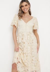 Born2be - Jasnobeżowa Sukienka Koronkowa z Krótkim Bufiastym Rękawem Ulessa. Okazja: na imprezę. Kolor: beżowy. Materiał: koronka #3
