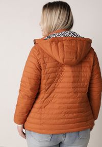 Born2be - Pomarańczowa Dwustronna Kurtka Pikowana z Kapturem Zidila. Okazja: na spacer, na co dzień. Typ kołnierza: kaptur. Kolekcja: plus size. Kolor: pomarańczowy. Materiał: jeans. Wzór: geometria. Styl: casual, sportowy #8