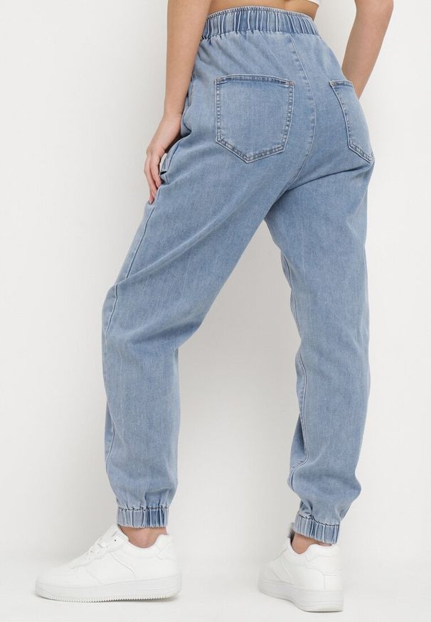 Born2be - Niebieskie Jeansy o Fasonie Joggerów z Gumką w Pasie Notofa. Okazja: na co dzień. Kolor: niebieski. Styl: wizytowy, klasyczny, elegancki, casual