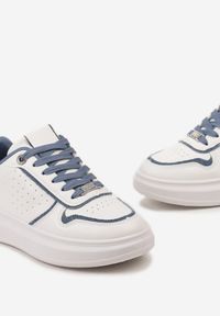 Renee - Biało-Niebieskie Sneakersy na Platformie Ozdobione Brokatem i Metaliczną Wstawką Mexia. Kolor: biały. Wzór: aplikacja. Obcas: na platformie #5