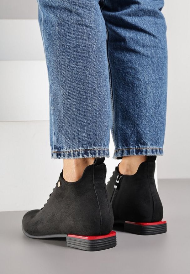 Born2be - Czarne Botki Typu Trzewiki z Imitacji Zamszu Vices Implie. Okazja: na co dzień. Kolor: czarny. Materiał: zamsz. Styl: casual, klasyczny, elegancki