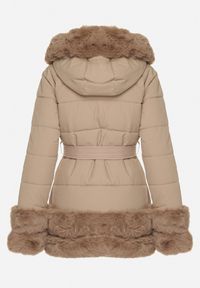 Born2be - Beżowa Taliowana Kurtka z Paskiem Kapturem i Ozdobnym Futrem Rainaria. Okazja: do pracy, na co dzień, na spotkanie biznesowe. Kolor: beżowy. Materiał: futro. Styl: casual, retro, elegancki, biznesowy #3