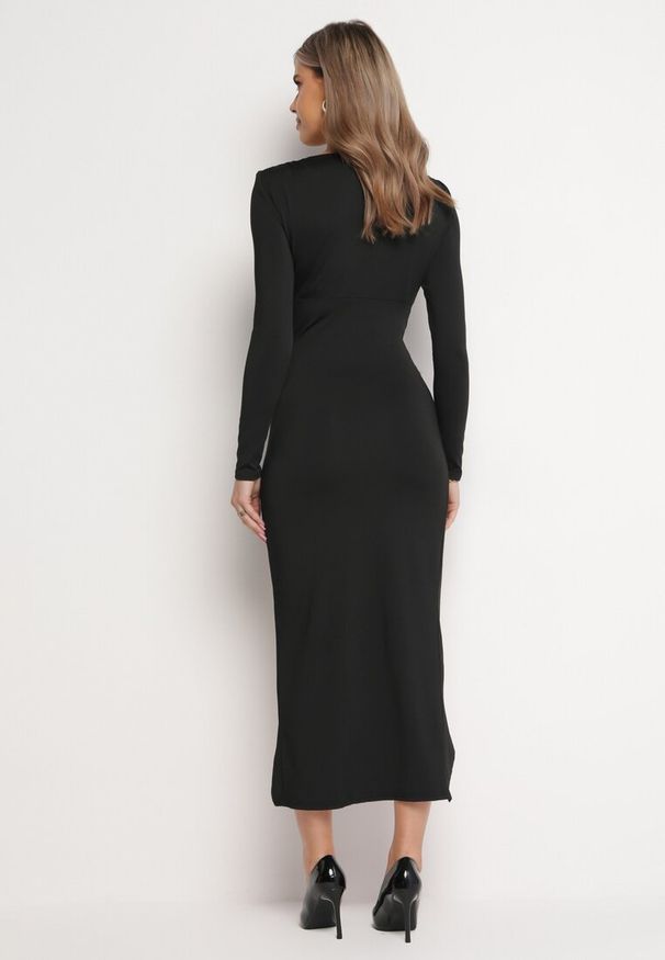 Born2be - Czarna Dopasowana Maxi Sukienka z Kopertowym Dekoltem i Poduszkami w Ramionach Terusa. Kolor: czarny. Typ sukienki: kopertowe. Długość: maxi