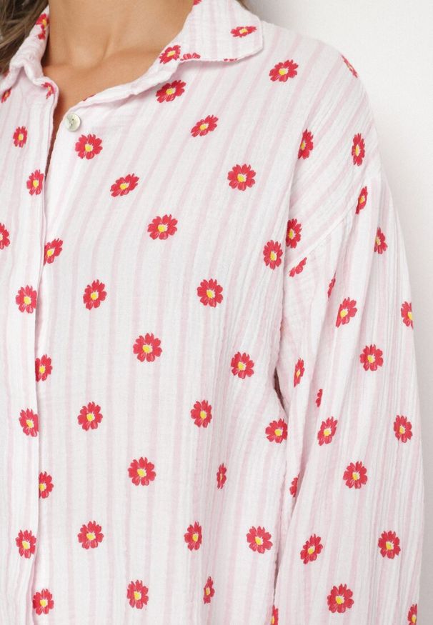 Born2be - Różowo-Czerwona Bawełniana Koszula w Paski z Kwiatowym Zdobieniem Ameliora. Okazja: na co dzień. Typ kołnierza: kołnierzyk klasyczny. Kolor: różowy. Materiał: bawełna. Długość rękawa: długi rękaw. Długość: długie. Wzór: kwiaty, aplikacja, paski. Styl: elegancki, casual, klasyczny