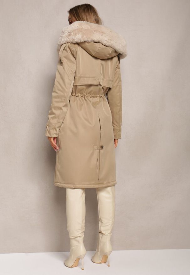 Renee - Beżowa Długa Kurtka Parka Nylonowa Płaszcz z Futrzanymi Wstawkami Rinale. Okazja: na co dzień. Kolor: beżowy. Materiał: futro, nylon. Długość: długie. Styl: elegancki, casual