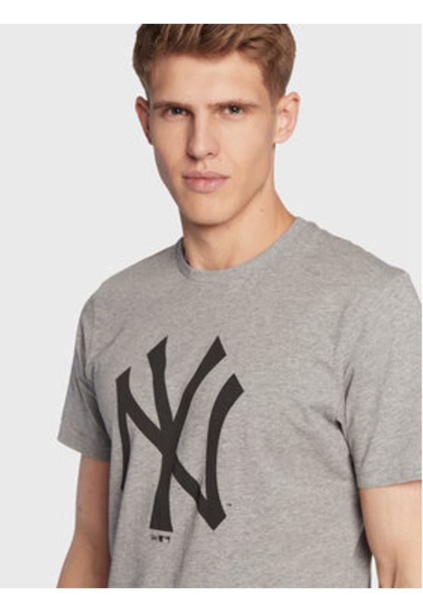 New Era T-Shirt New York Yankees MLB Team Logo 11863696 Szary Regular Fit. Kolor: szary. Materiał: bawełna